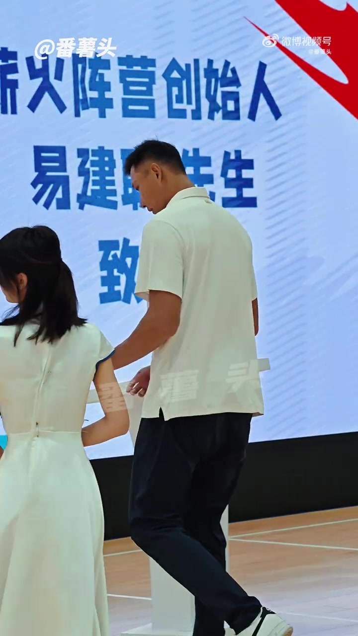 开云APP-好久不见！易建联现身深圳 出席旗下薪火阵营活动